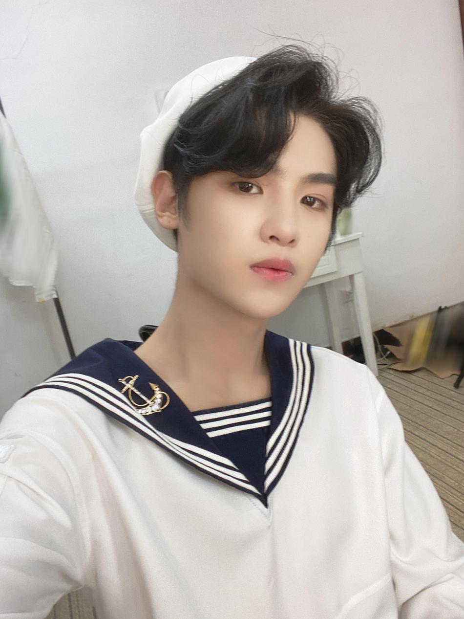 站稳了小贾黄明昊正式成为快本12期常驻嘉宾