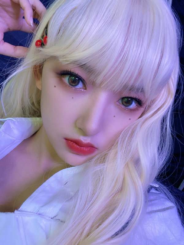 程潇自拍秀雪肤 白发配精致妆容美如洋娃娃