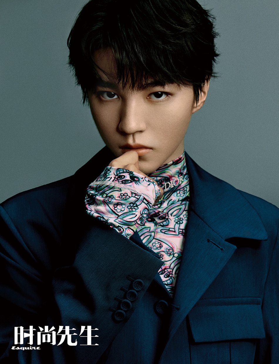 王俊凯登杂志封面演绎少年感绅士