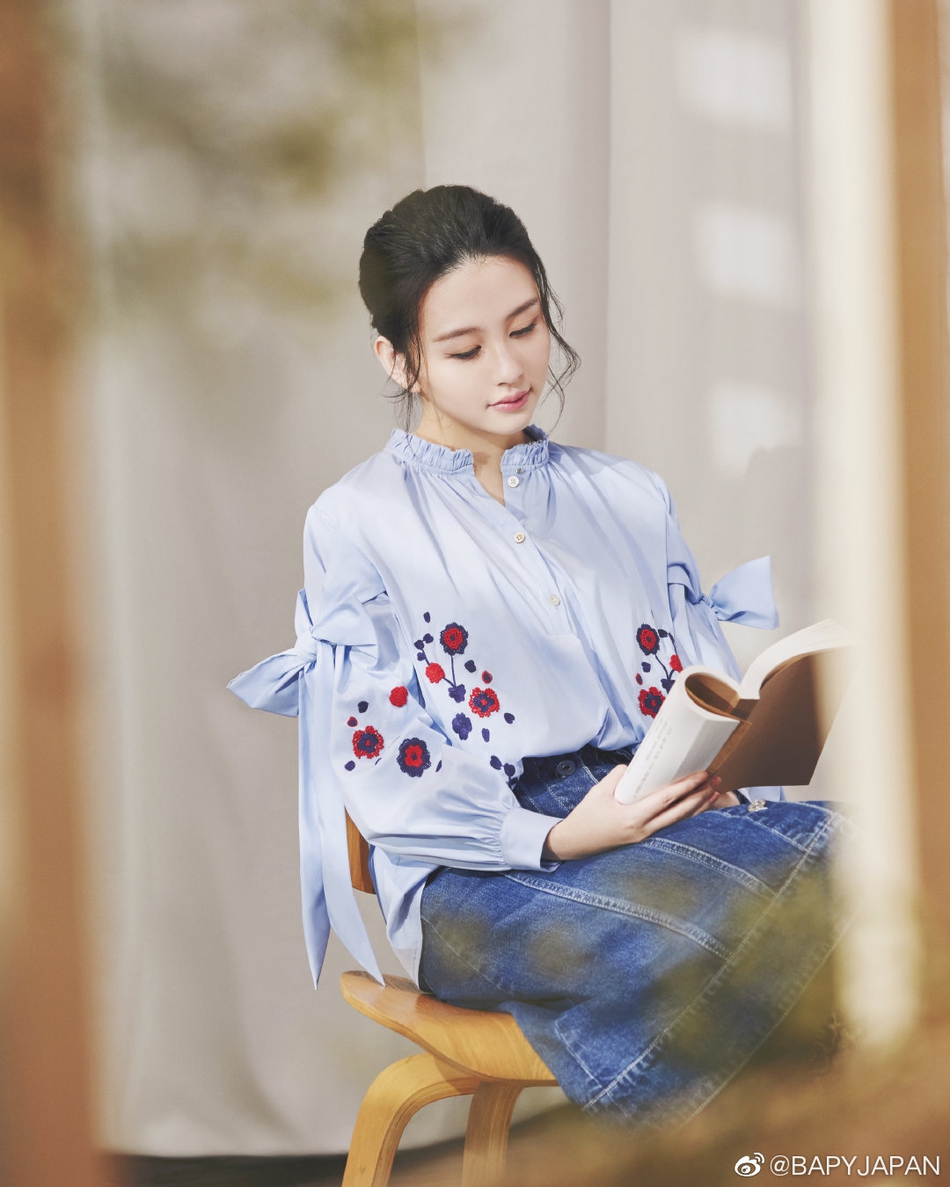 邱淑贞大女儿晒美照大秀香肩颜值不输妈妈