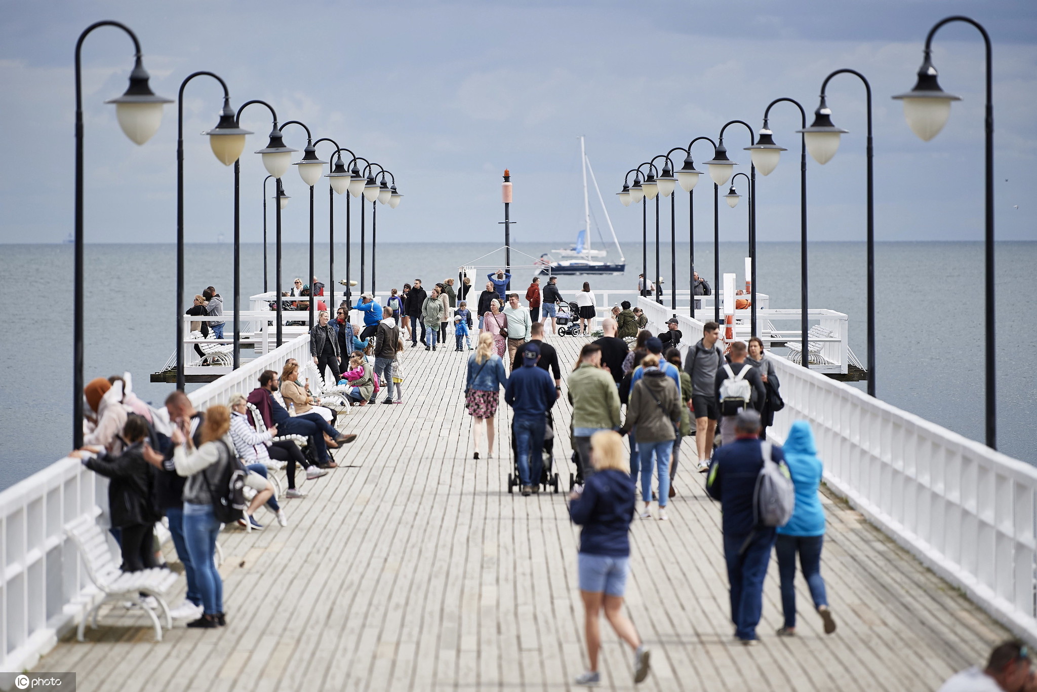 波兰格丁尼亚暑热来袭 民众享受清凉沙滩