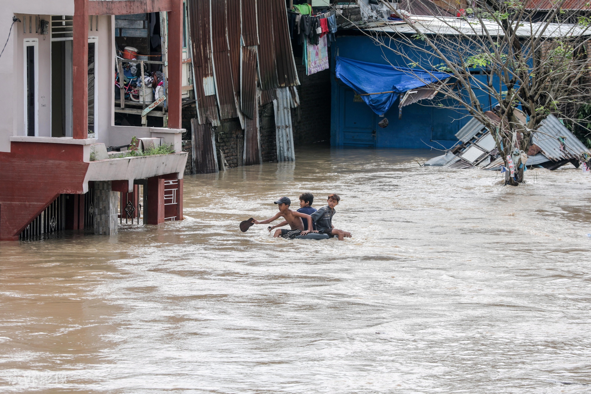 2020年12月5日,印尼北蘇門答臘省棉蘭,當地遭遇暴雨襲擊形成洪澇災害