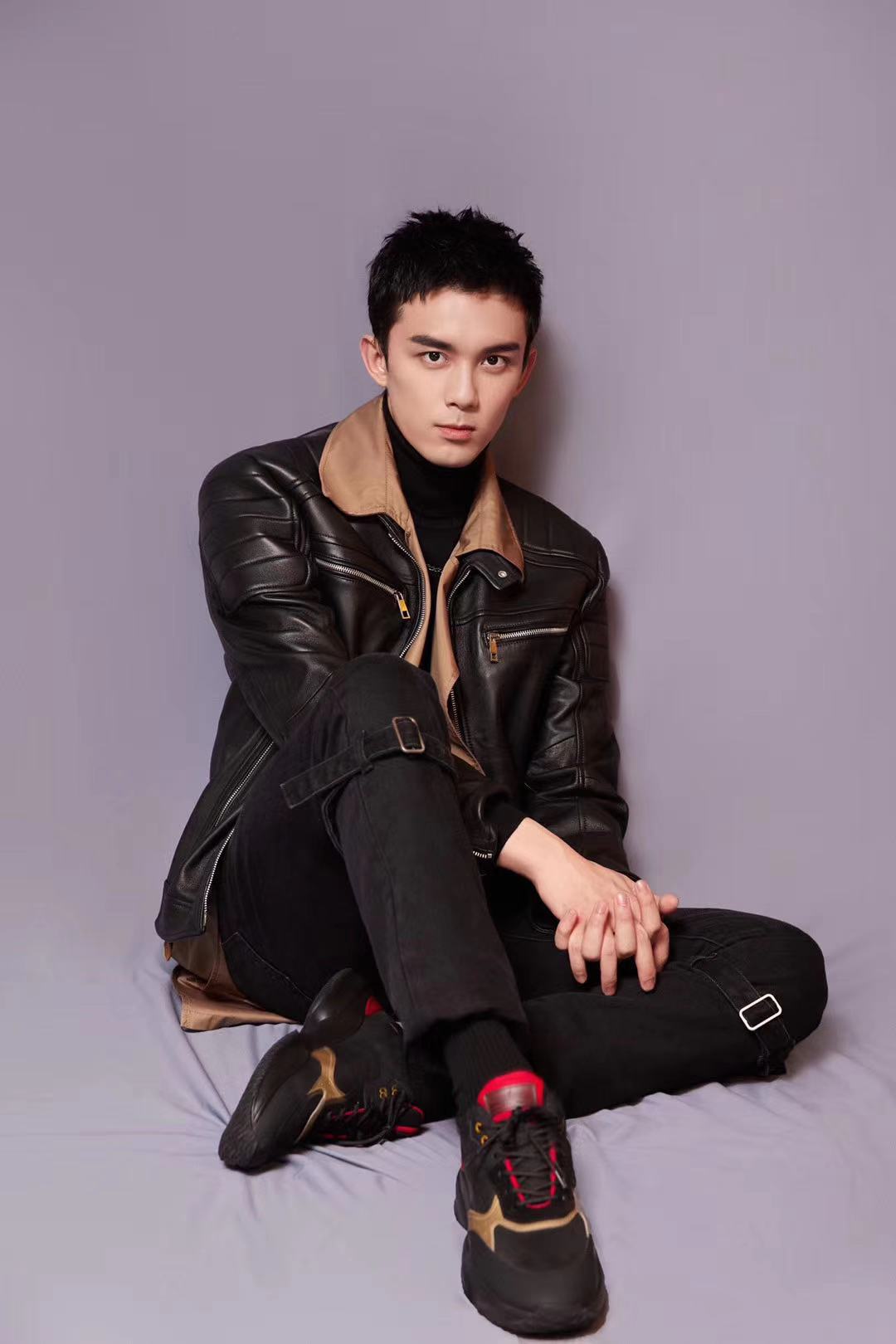 吴磊身着机车皮衣 酷劲儿十足!