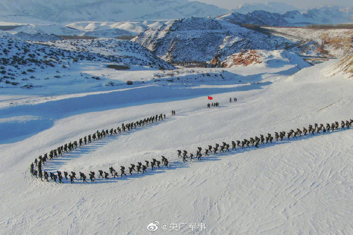 迷彩和白雪更配00后新兵冬季野营拉练雪地行军