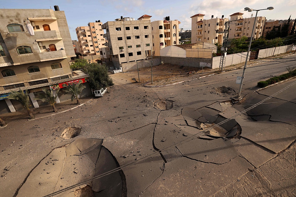 连日遭受袭击 加沙地区道路出现大坑触目惊心