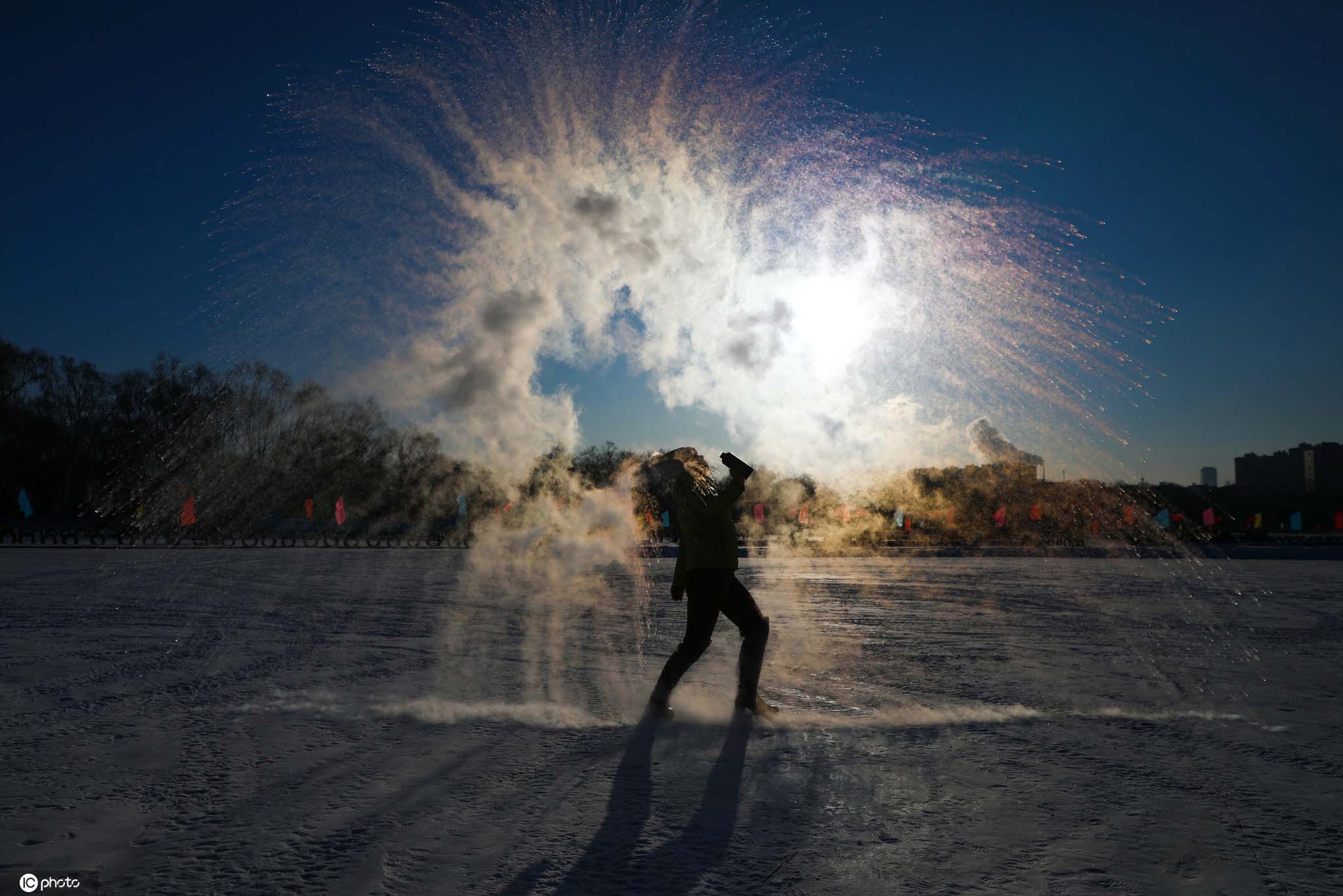 27℃沈阳市民玩泼水成冰 画面美哭