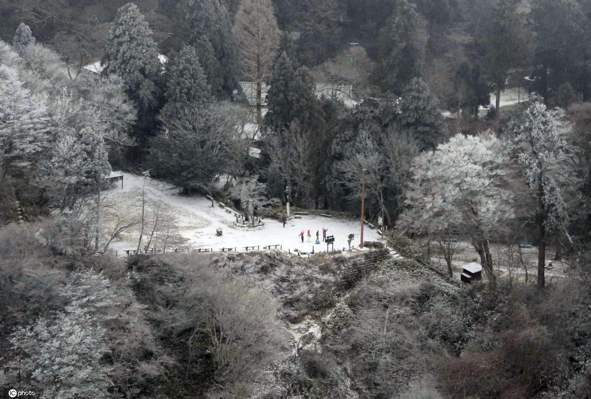 日本金刚山迎今冬初雪
