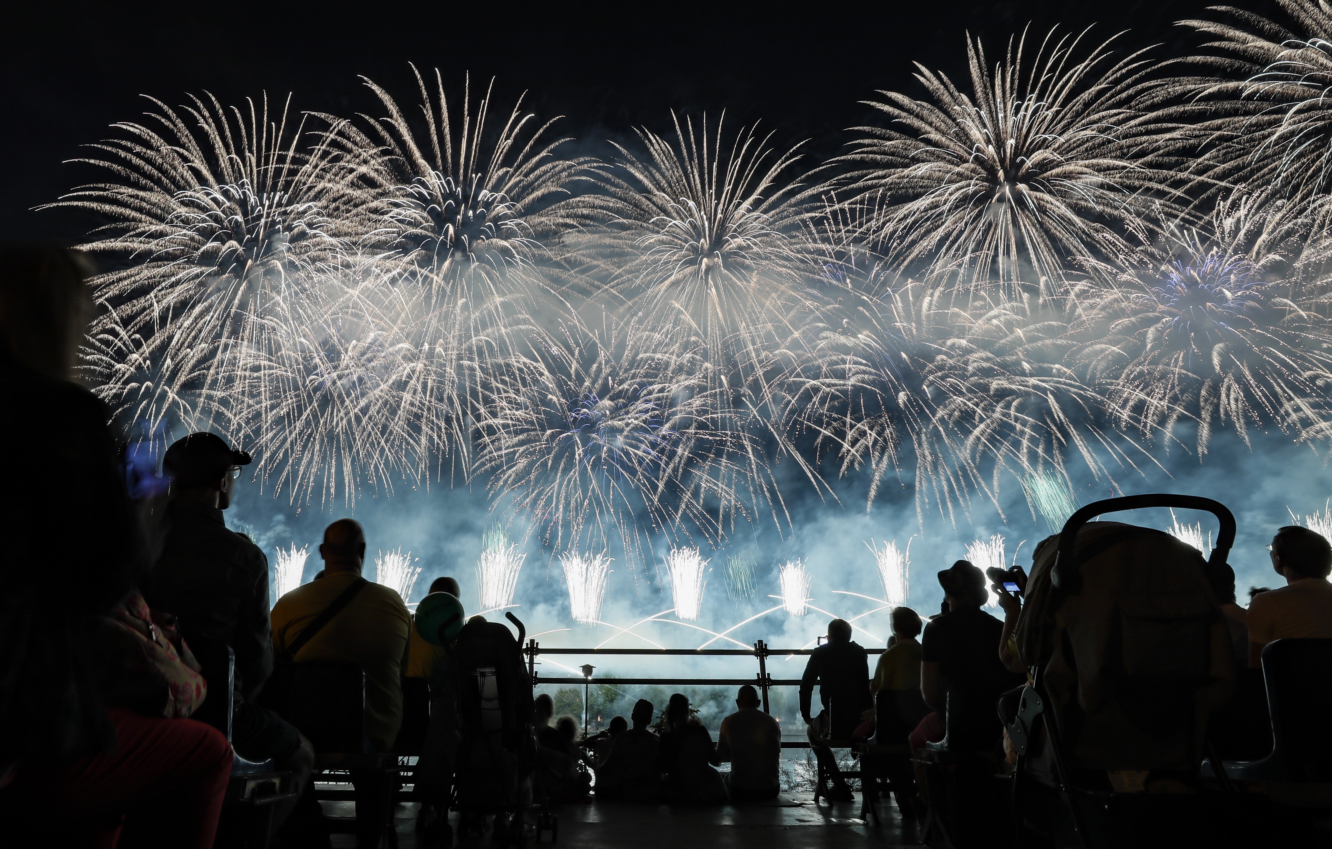 俄罗斯举办国际烟花节 绚烂烟火照亮夜空