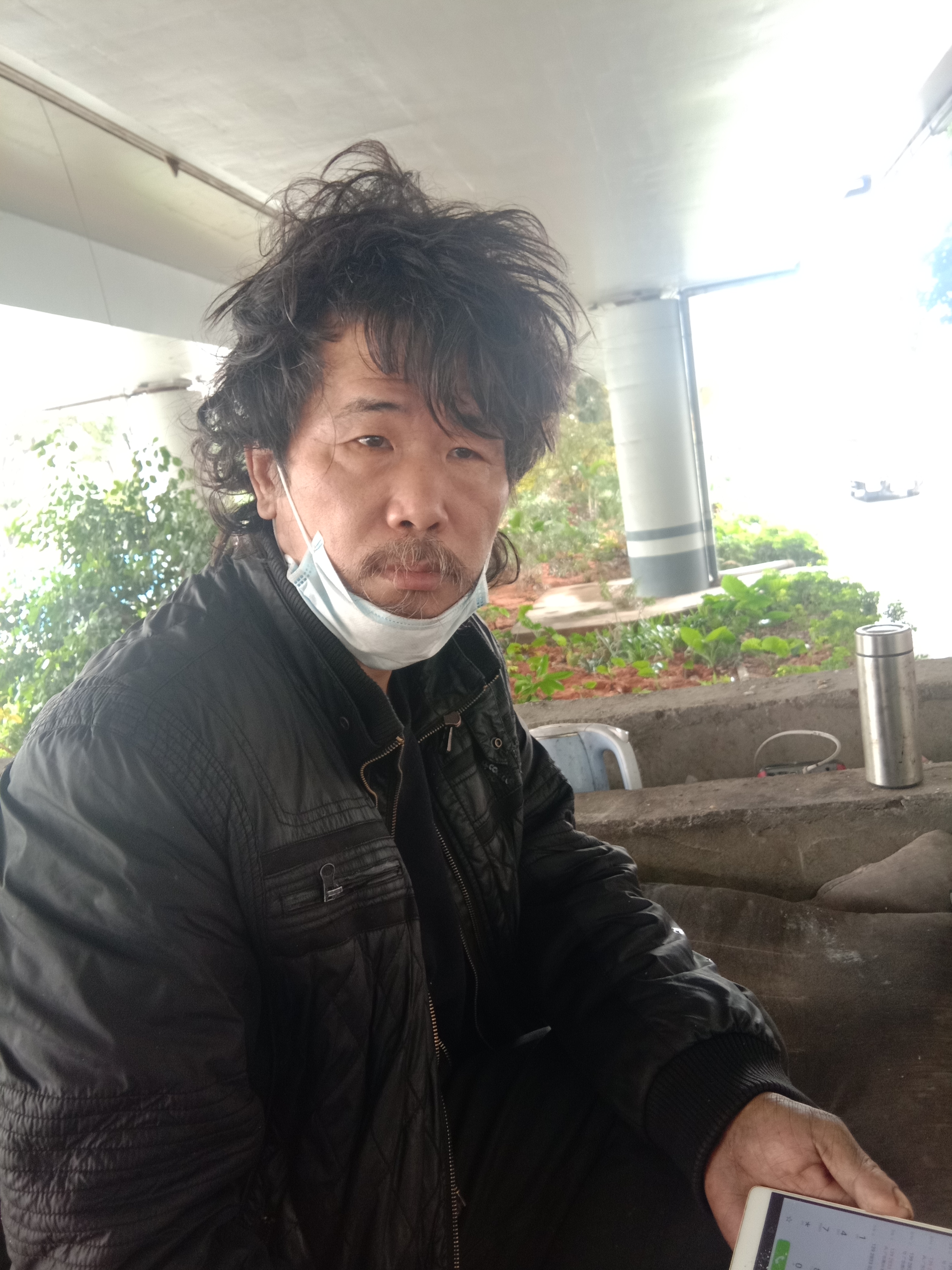 安徽一男子在外流浪十多年,高中同班同学愿资助其回家