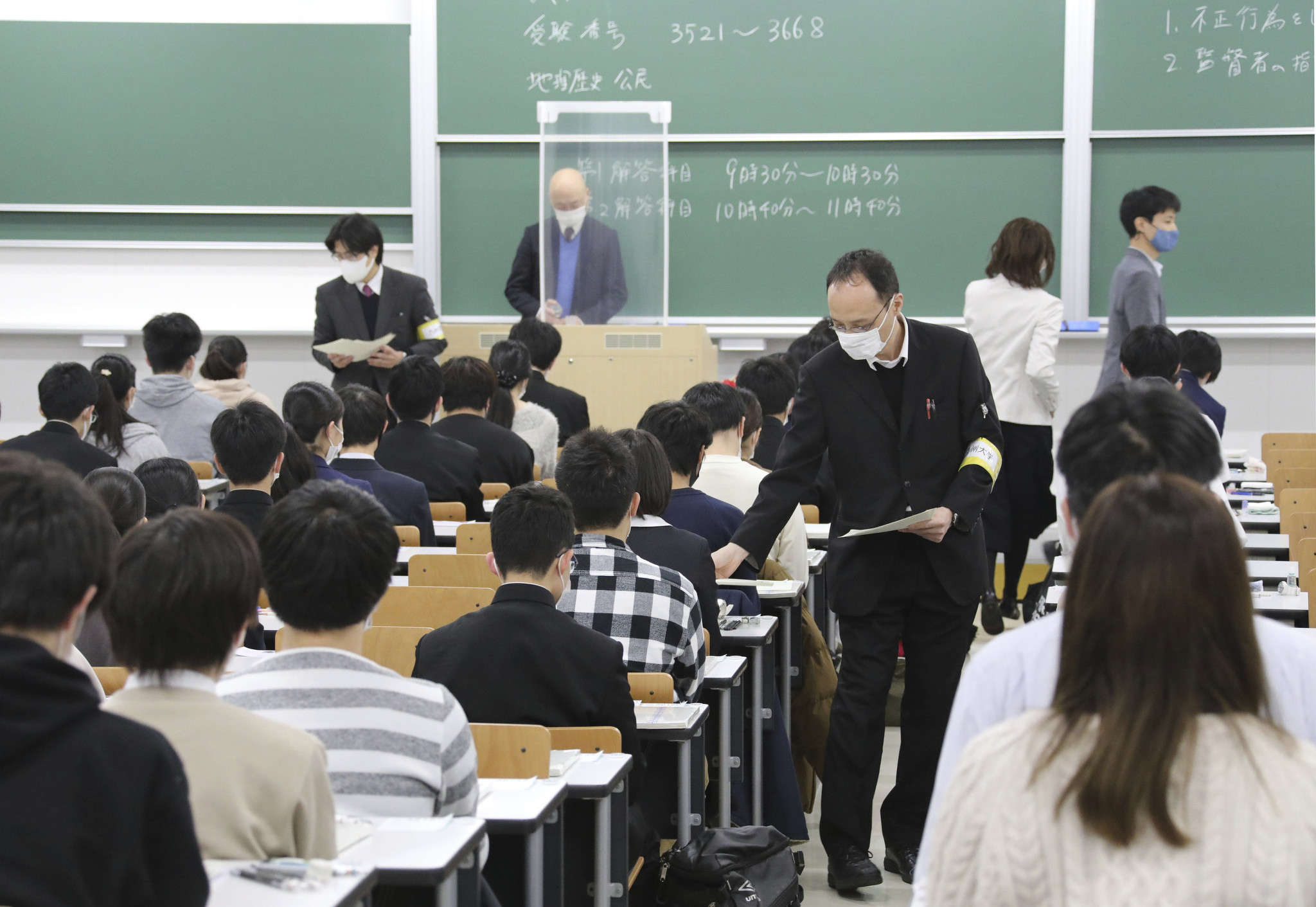 日本高考开考 考生必须戴口罩,间隔一米落座