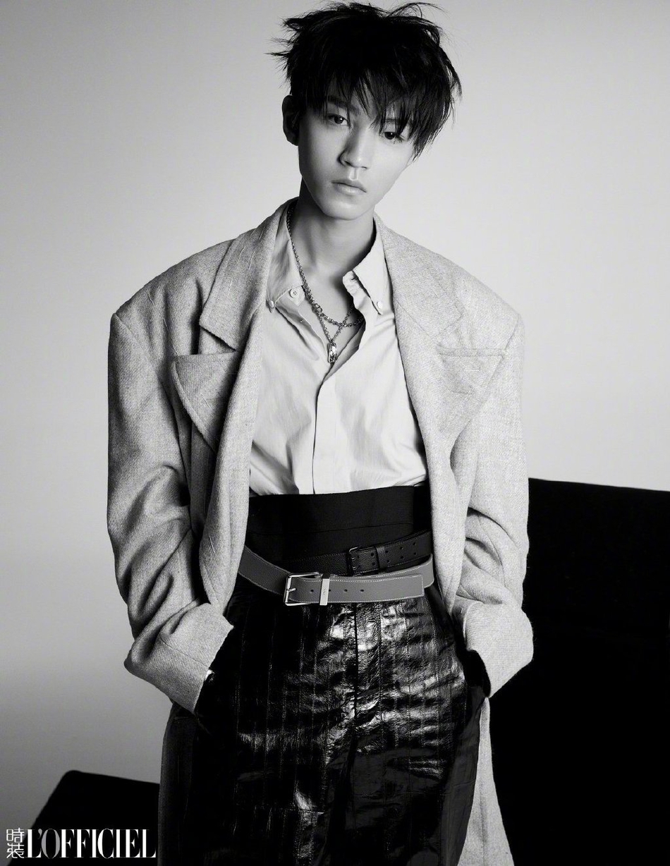 王俊凯黑白质感大片曝光 光影间映衬出少年沉稳的目光