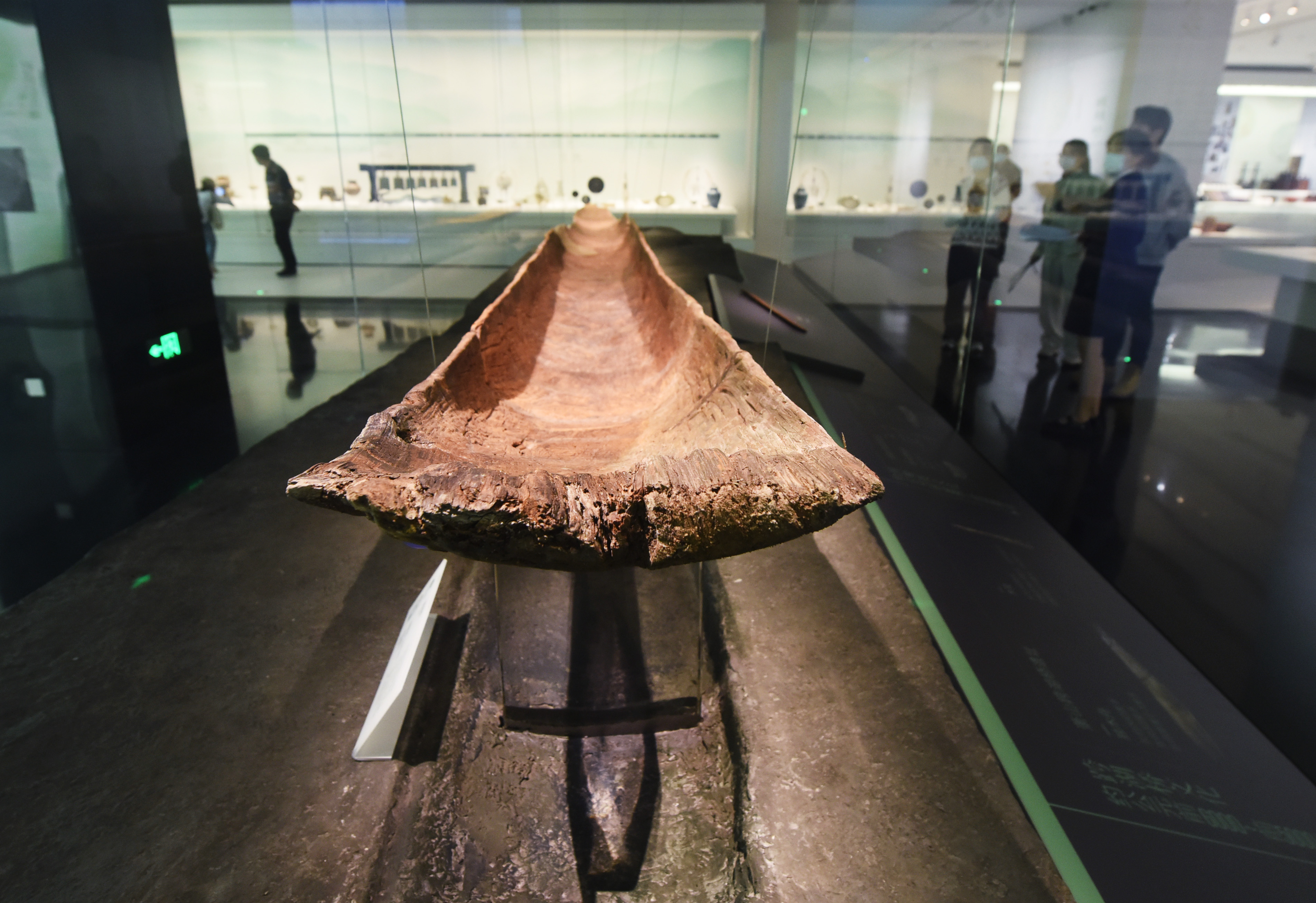 史前最长独木舟亮相杭州 距今5000年历史