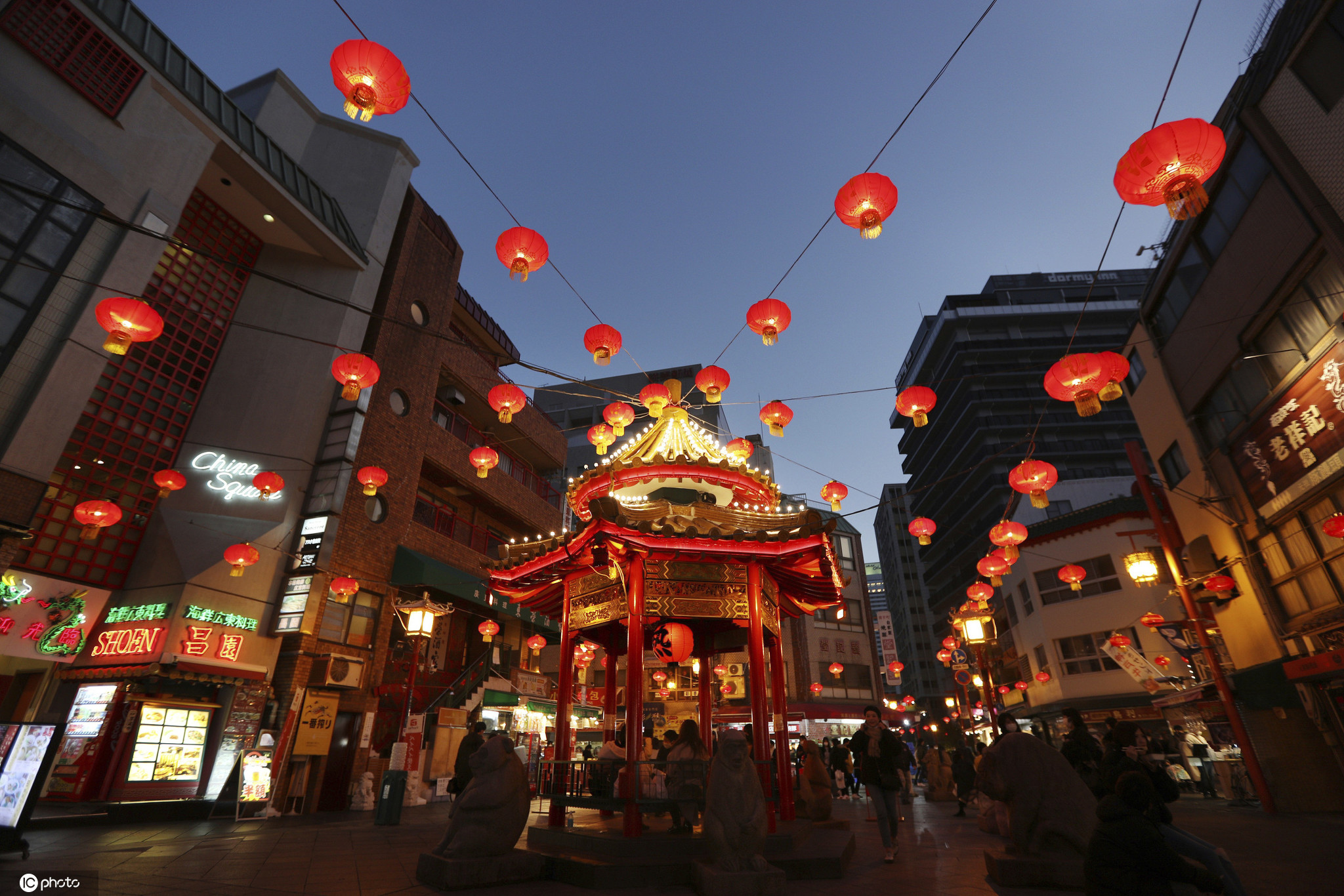 日本神户唐人街灯笼满挂迎接新年