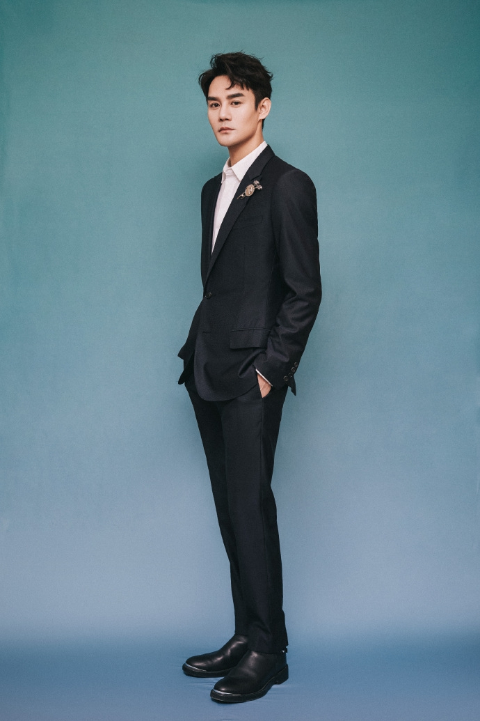 王凯获文荣奖最佳男主发文感谢西装革履秀笔挺身材