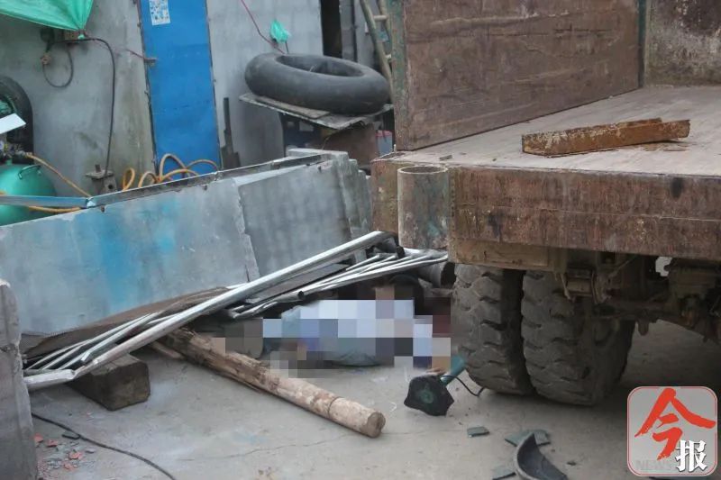 南国今报|不幸！柳州19岁男子指挥倒车，被水泥柱砸倒身亡！驾驶员弃车逃离