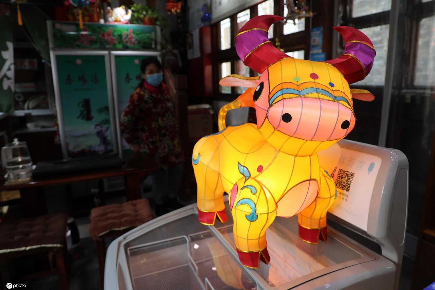 江苏南京花灯上市 一盏"生肖金牛"灯2000