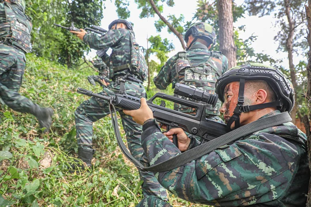 南疆光影,直擊武警特戰隊員小組戰術訓練