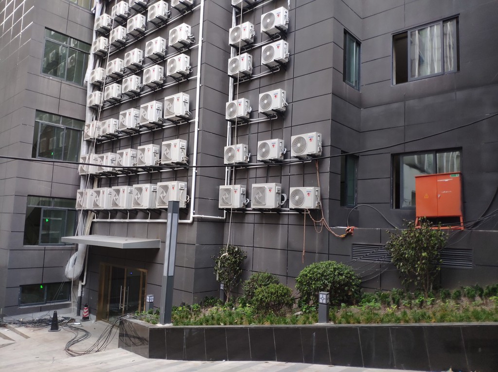 重庆"惊现"空调墙 113台外机整齐排列像"俄罗斯方块"