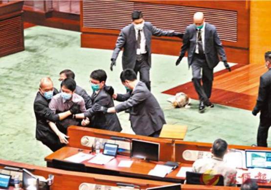 许智峰5月28日在立法会会议厅内扔腐烂植物。图源：香港《文汇报》