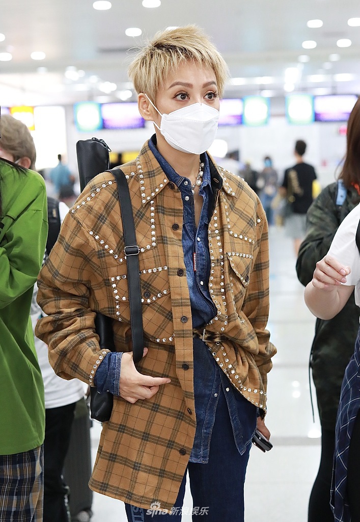 宁静金色短发穿格子衫潮范十足 给粉丝拍照超暖心