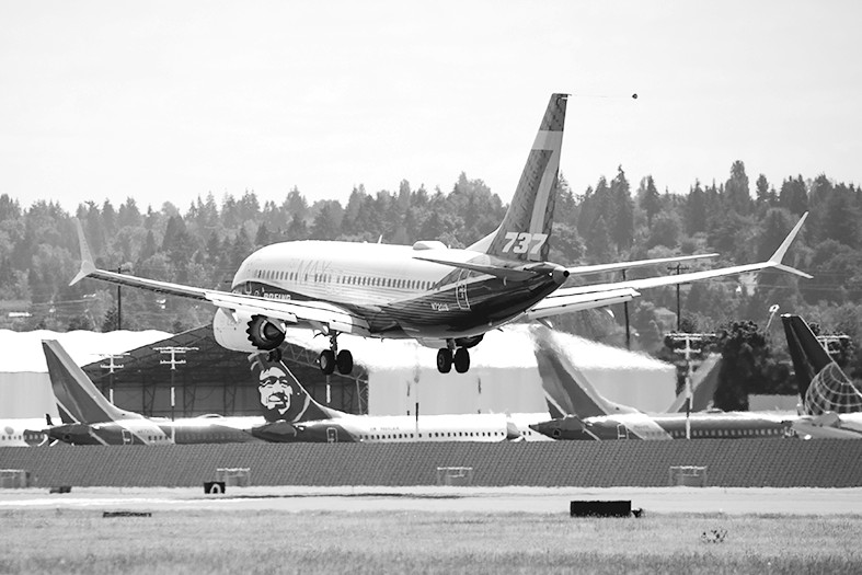 6月29日，波音737MAX客机在波音西雅图工厂完成试飞，跑道的另一端停放有多架积压在厂区的该型客机。