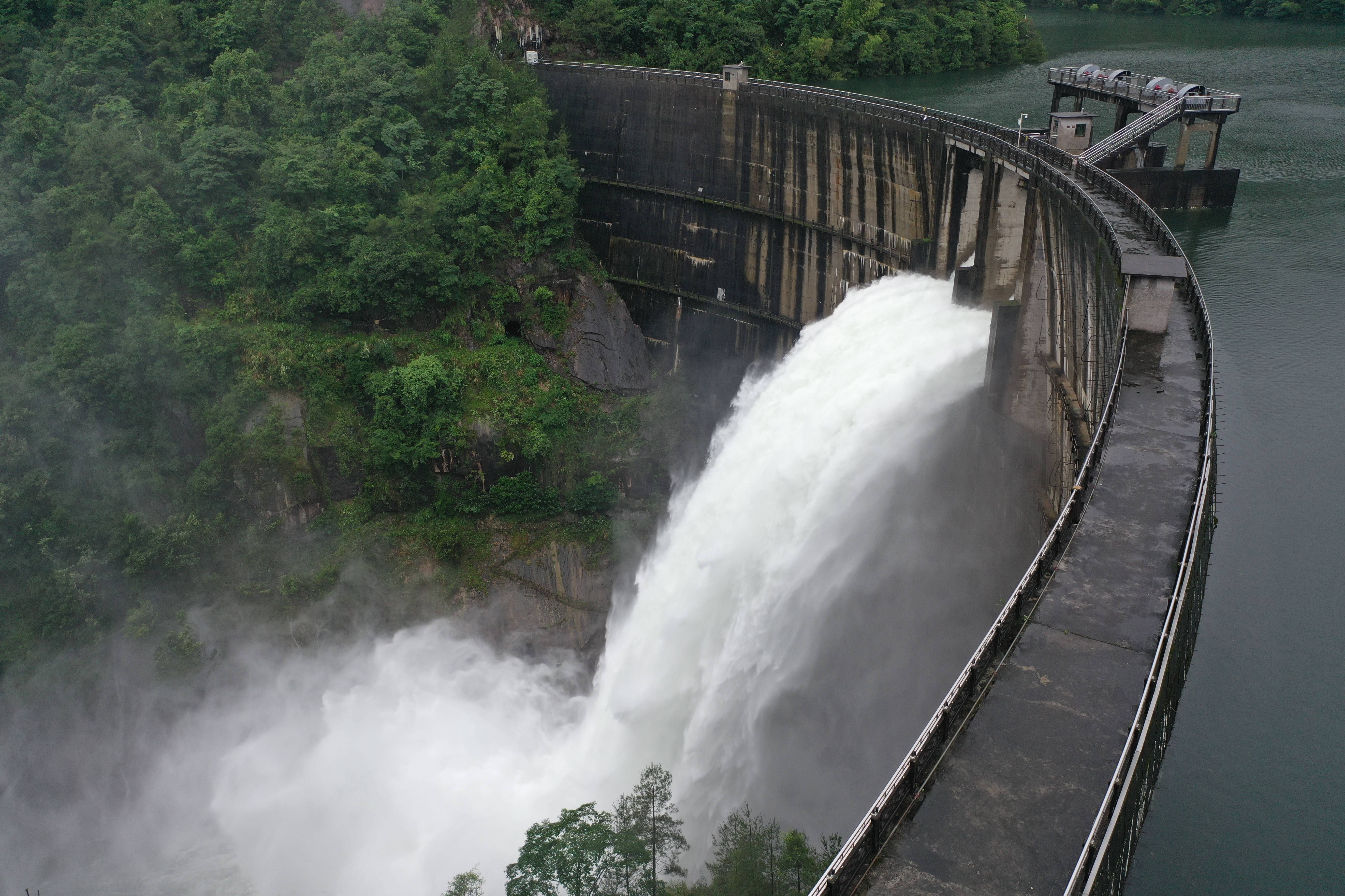 江西赣州龙潭水库开闸泄洪现双龙吐珠壮观景象