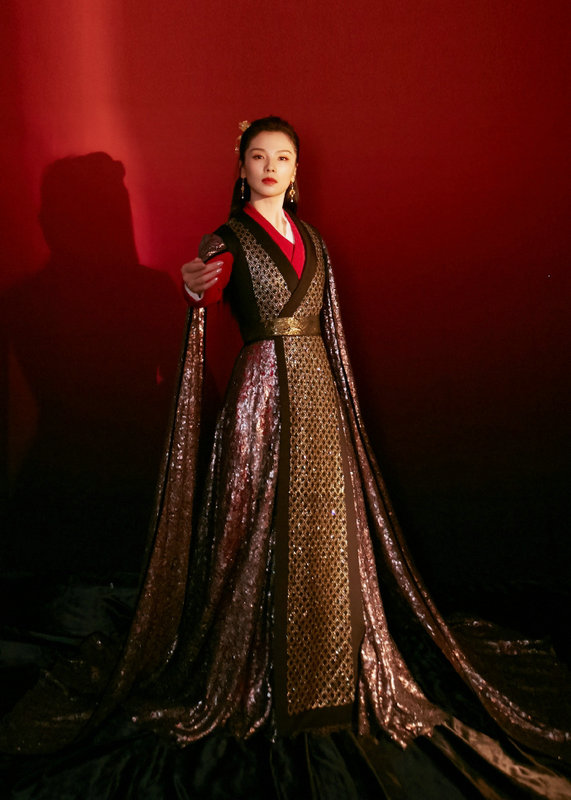 刘涛披肩古装造型英姿飒爽 手持折扇眼神超a