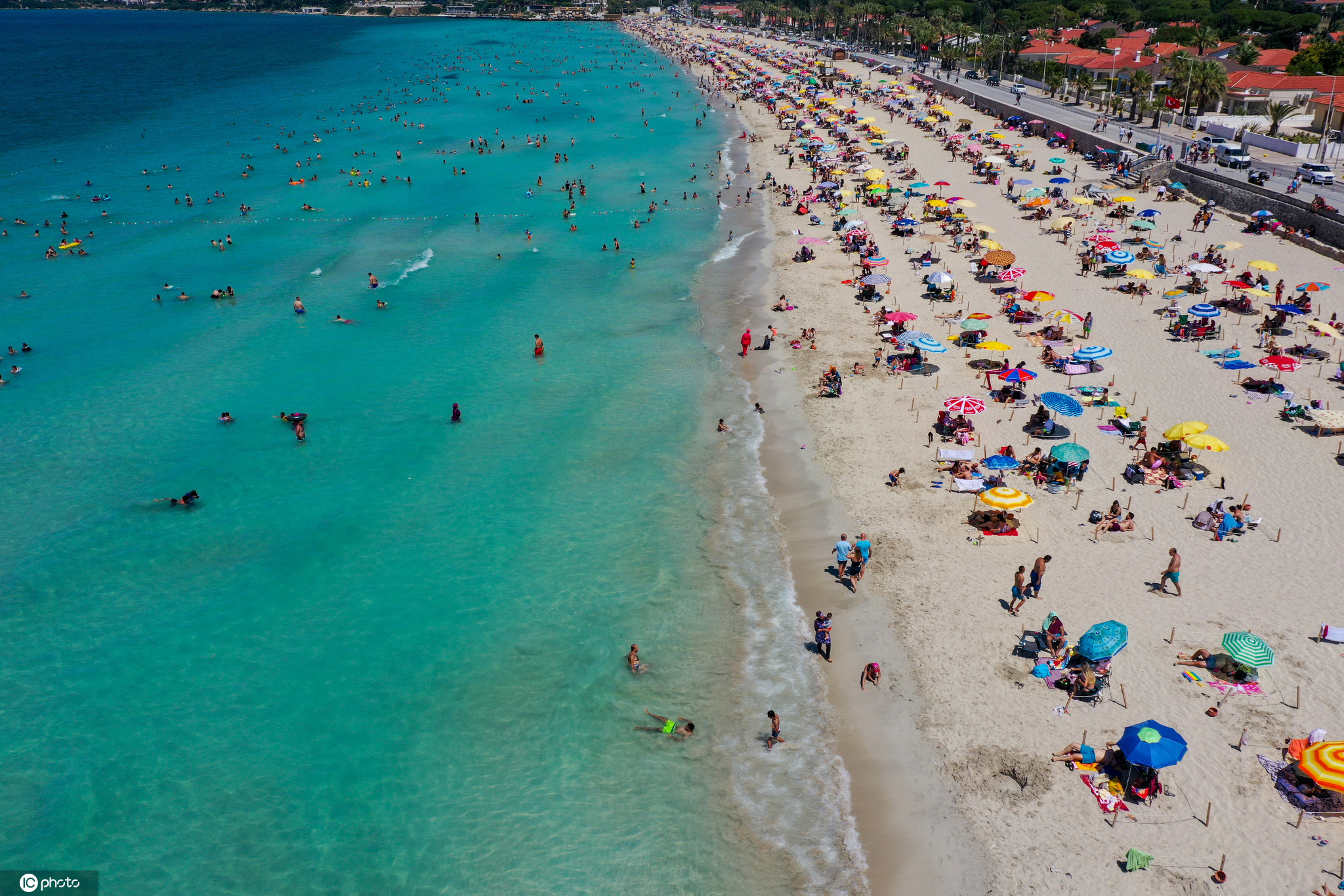 时间2020年7月19日,土耳其伊兹密尔,民众在伊利卡海滩度假,享受日光浴