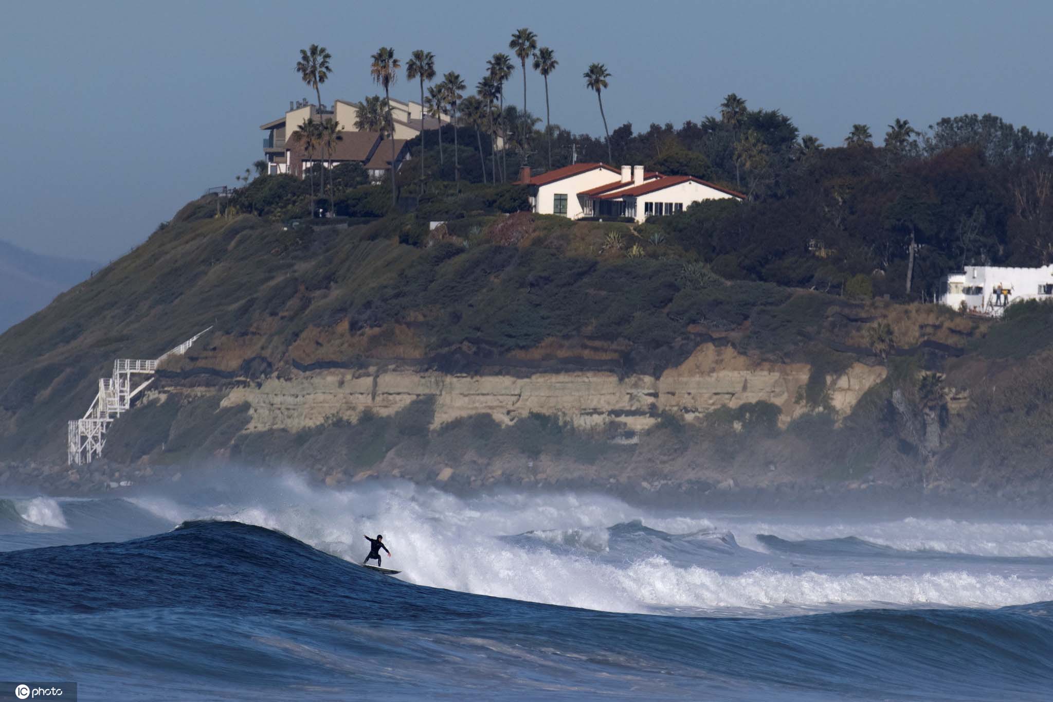 勇者无惧!美国加州冲浪者与巨浪搏斗