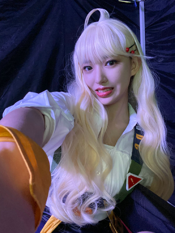 程潇自拍秀雪肤 白发配精致妆容美如洋娃娃