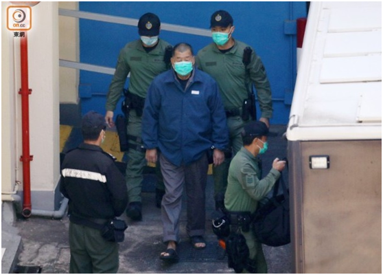 18日，黎智英身穿囚服被转往被转往赤柱监狱继续羁押（图片来源：香港“东网”）