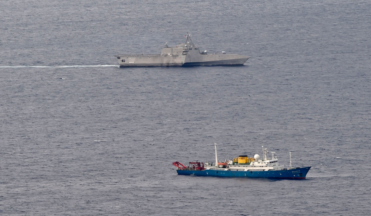 “吉福兹”号濒海战斗舰从中国“海洋四号”远洋科学考察船附近驶过