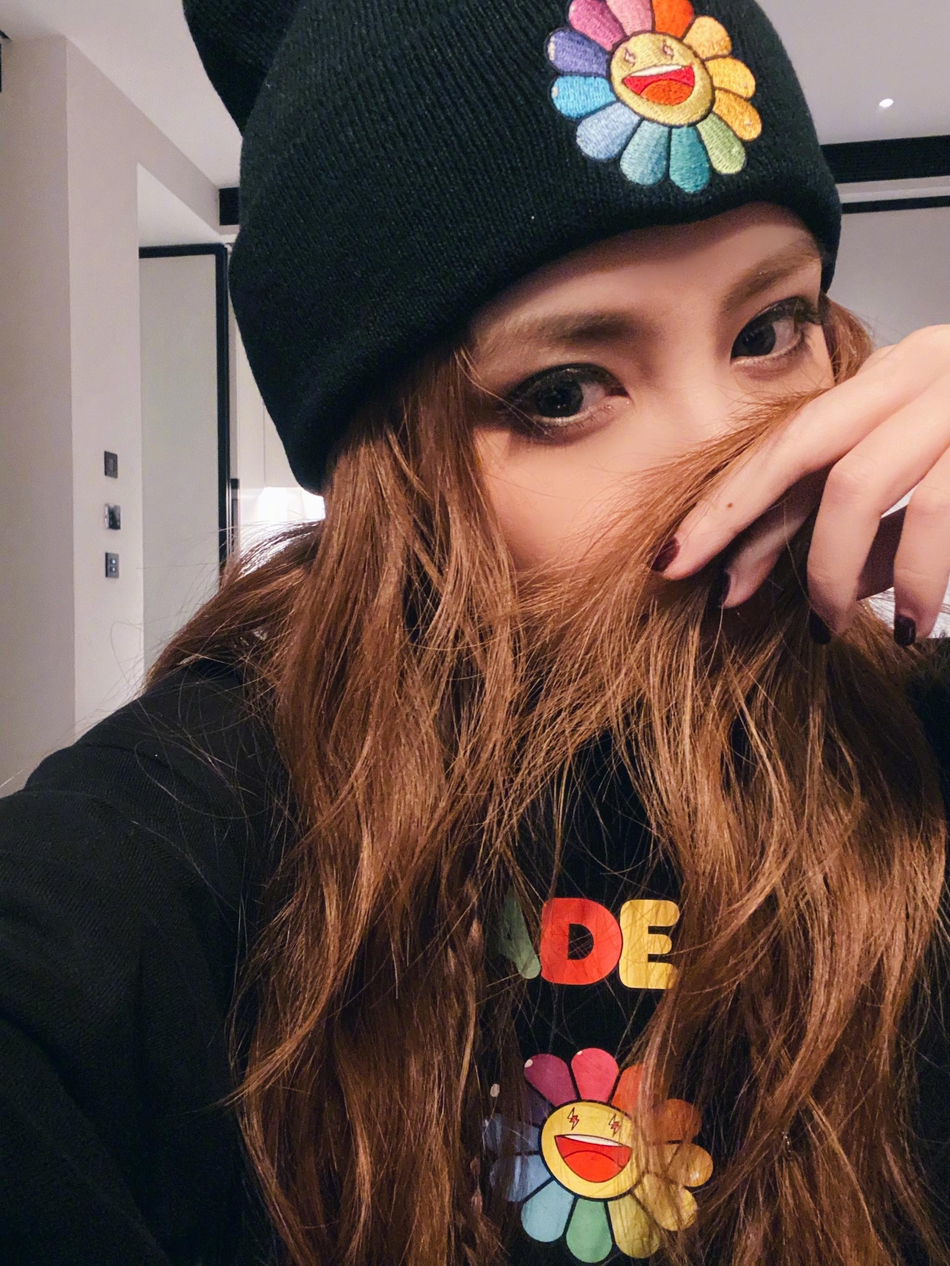 邓紫棋晒怼脸自拍大眼灵动托腮浅笑呆萌可爱