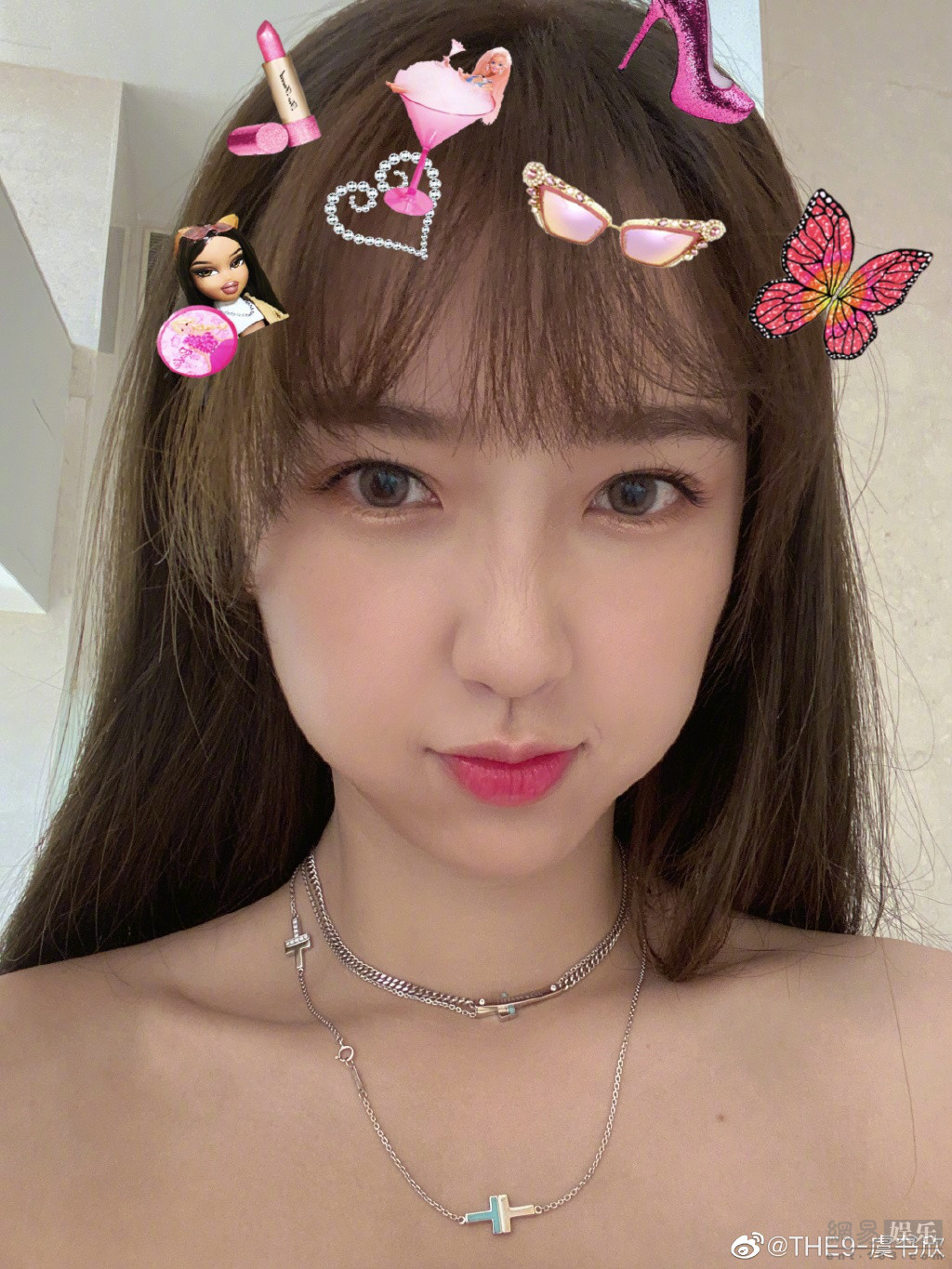 近日,虞书欣晒出一组自己的美照,她披散长发显温柔,身穿粉色花瓣抹胸