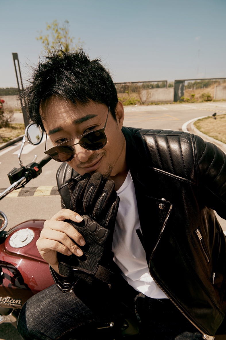 胡子程复古机车写真曝光 皮衣出镜"眼"技绝杀