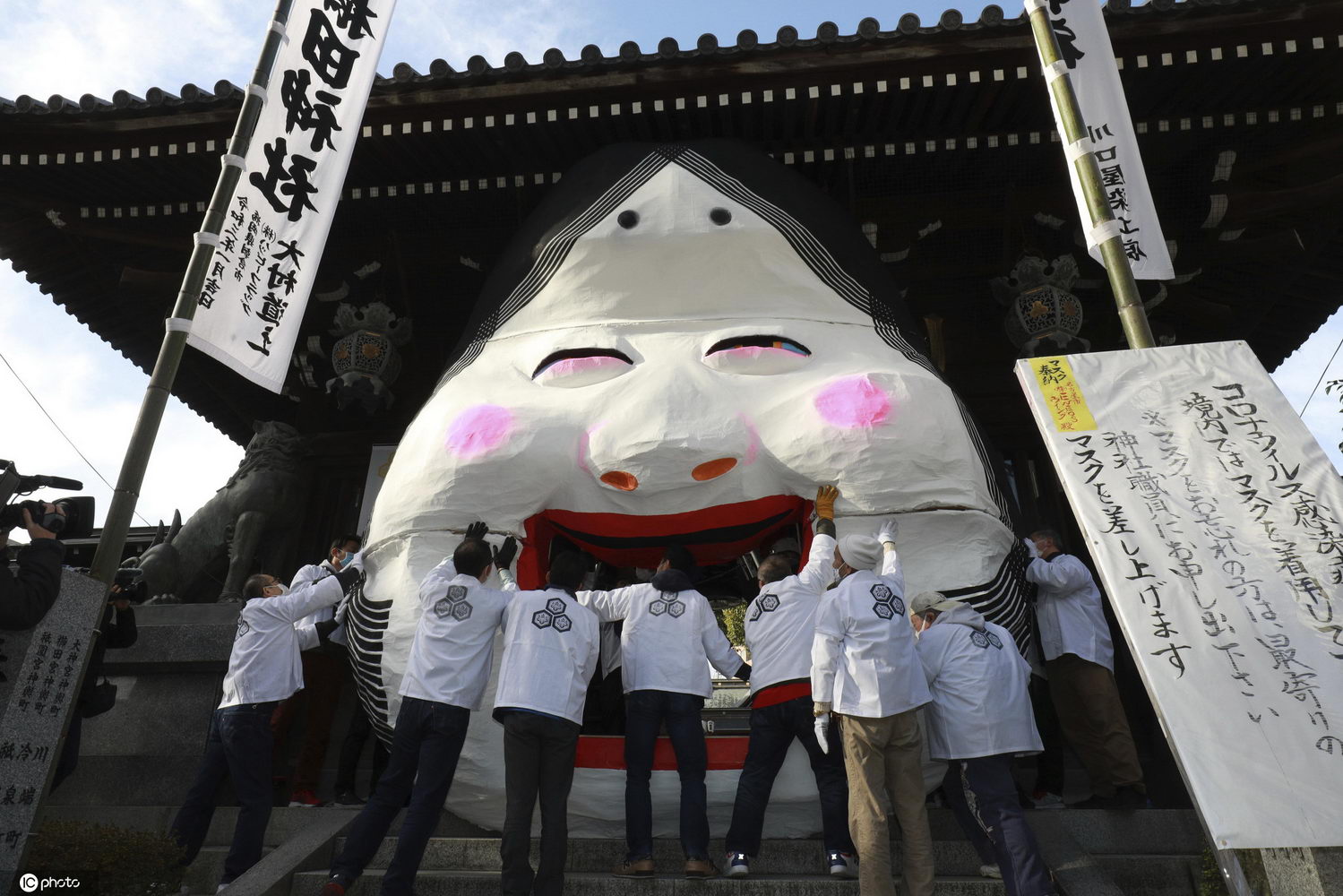 日本神社门前竖立巨型福和女神面具民众过福口祈好运