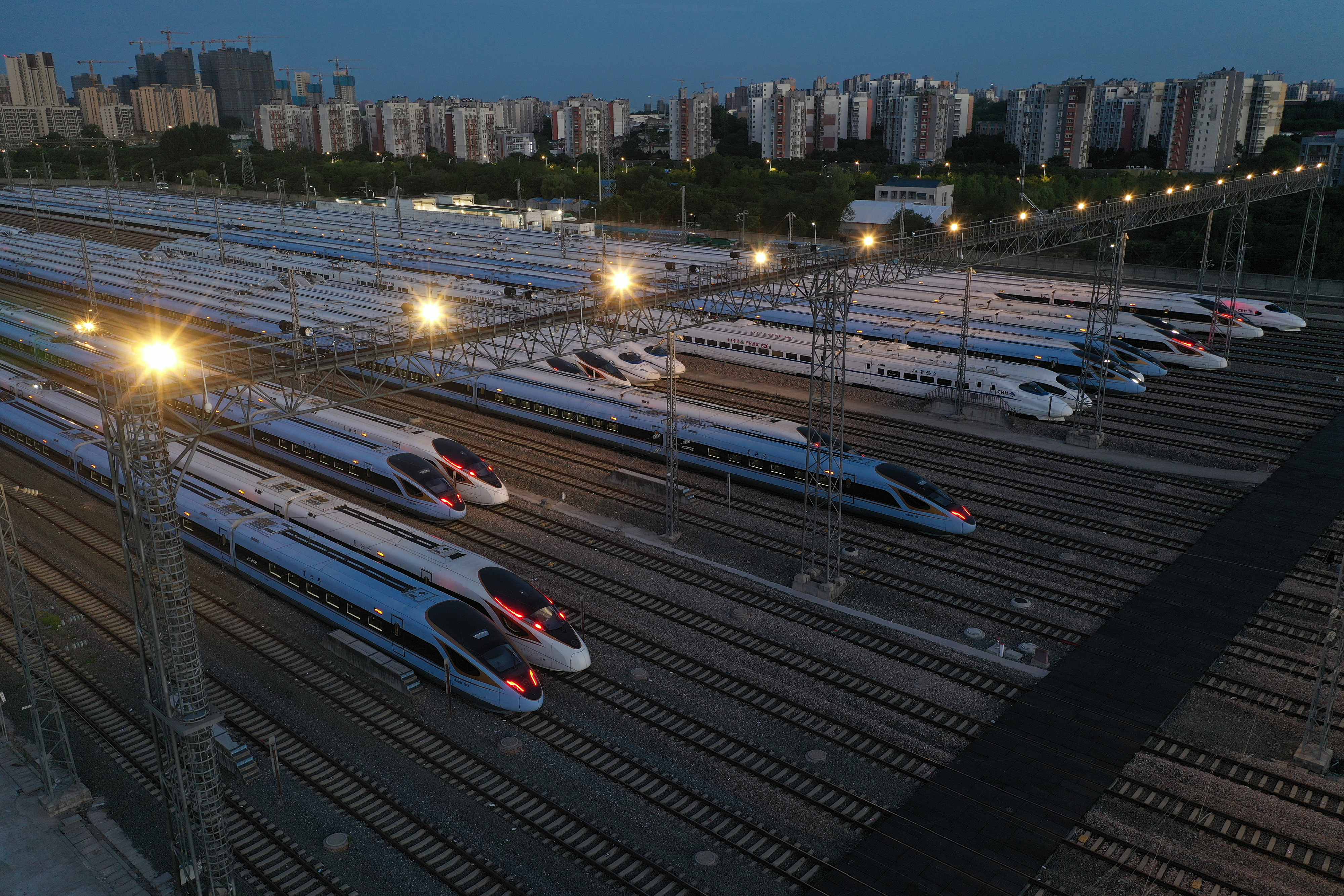 江苏南京:动车组列车整装待发迎暑运