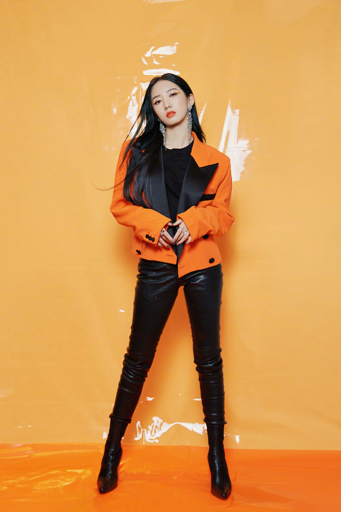 孟美岐身着橙色皮裤