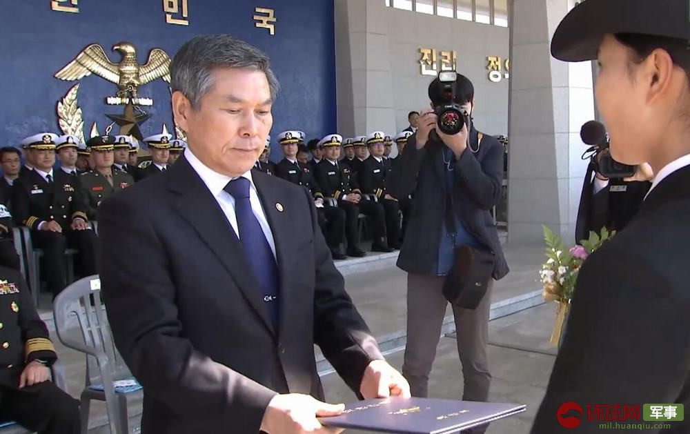 韩国防长郑景斗为学员代表颁发毕业证书