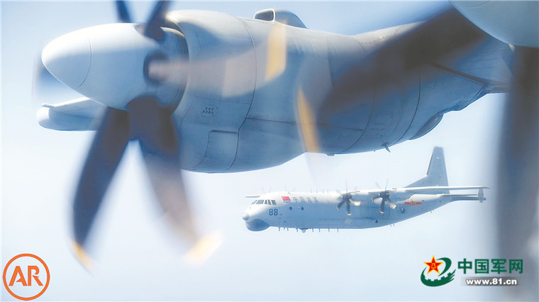 海军航空兵某师战机在南海上空联合巡逻。 李树文摄