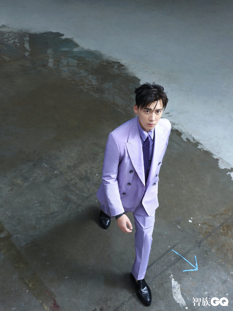 李易峰登gq十月封面02紫色西装绅士十足