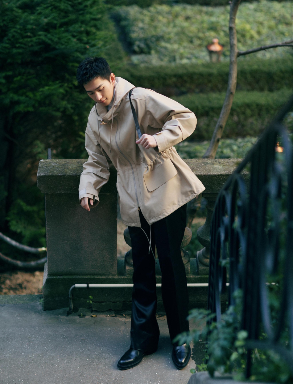 杨洋亮相巴黎时装周 夹克造型俊逸明朗