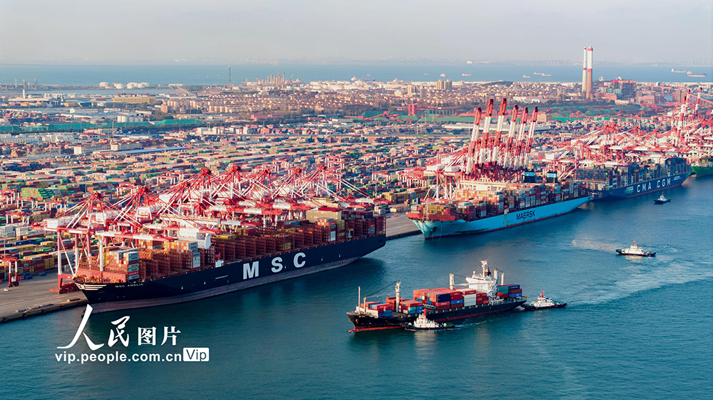 山东青岛港前湾集装箱码头一派红火景象