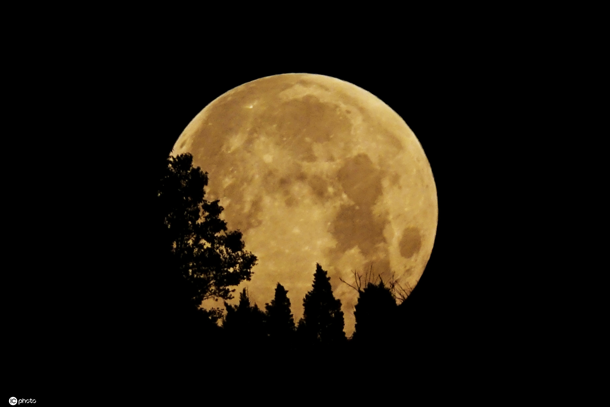 辽宁天宇发生半影月食