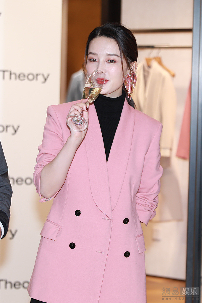 李沁穿粉西装又美又飒 大秀美腿不惧秋风凉