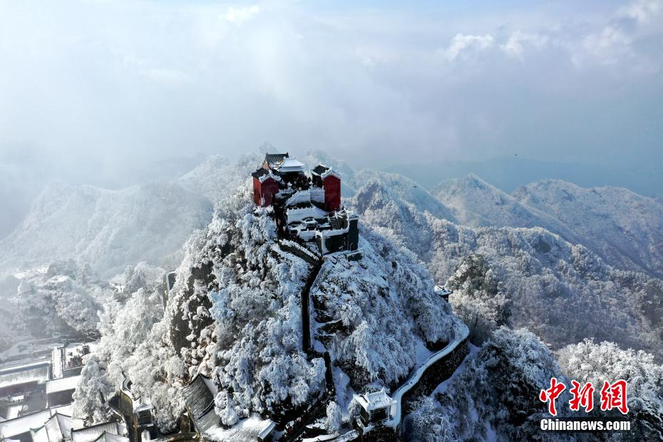 航拍雪后武当山:玉宇琼楼宛如仙境