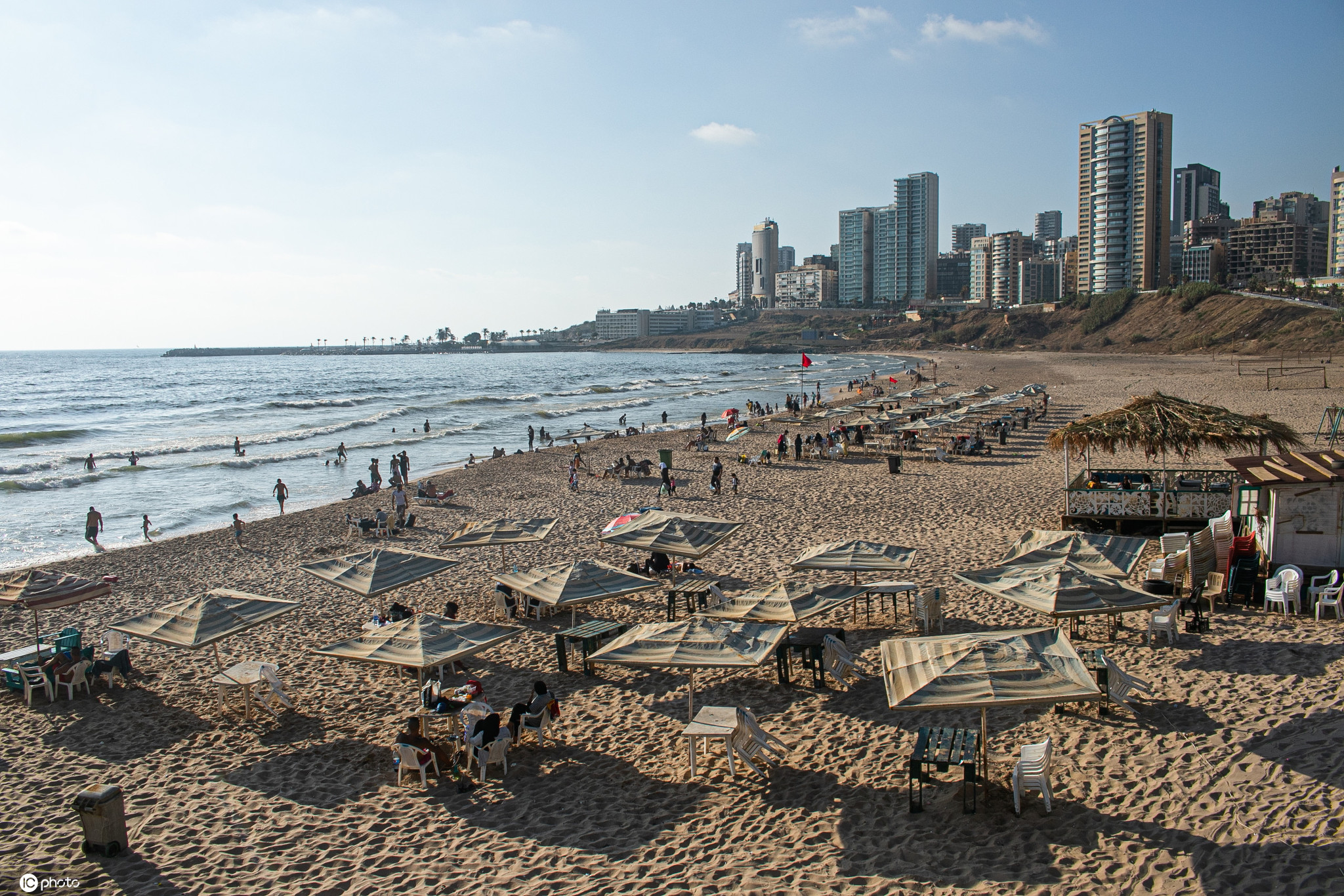 黎巴嫩气温攀升 民众扎堆海滩玩水消暑