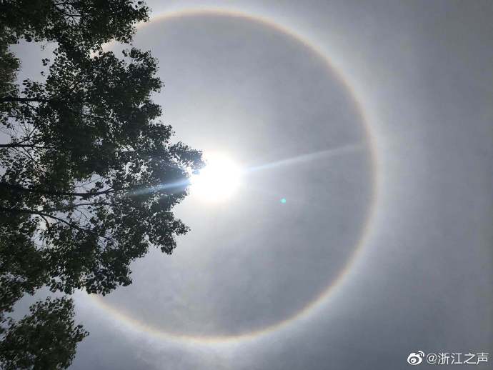 浙江多地上空出现日全晕天象,太阳周围出现一圈漂亮的彩环