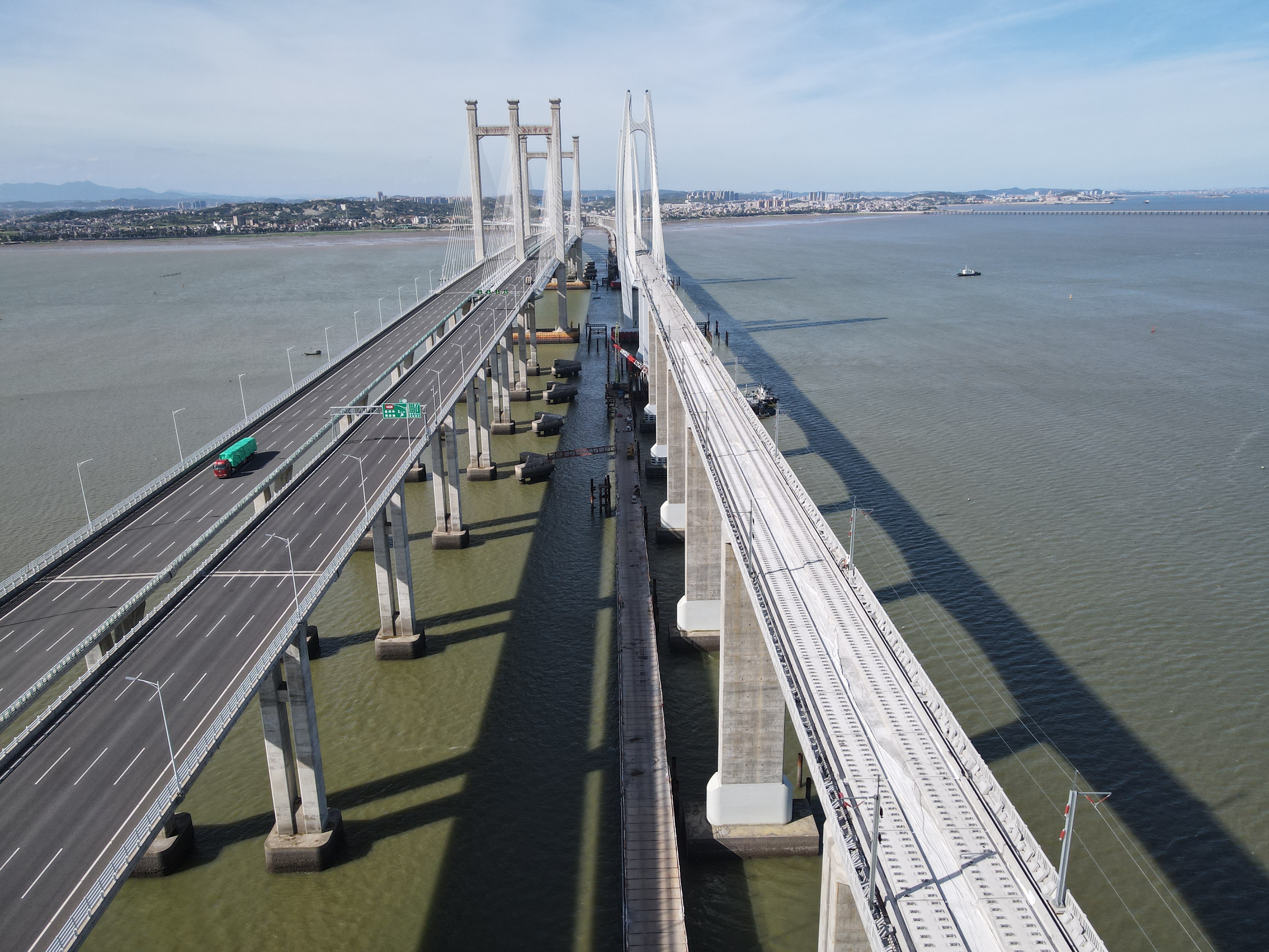 右侧为新建福厦高铁泉州湾特大桥.胡晓虎 摄