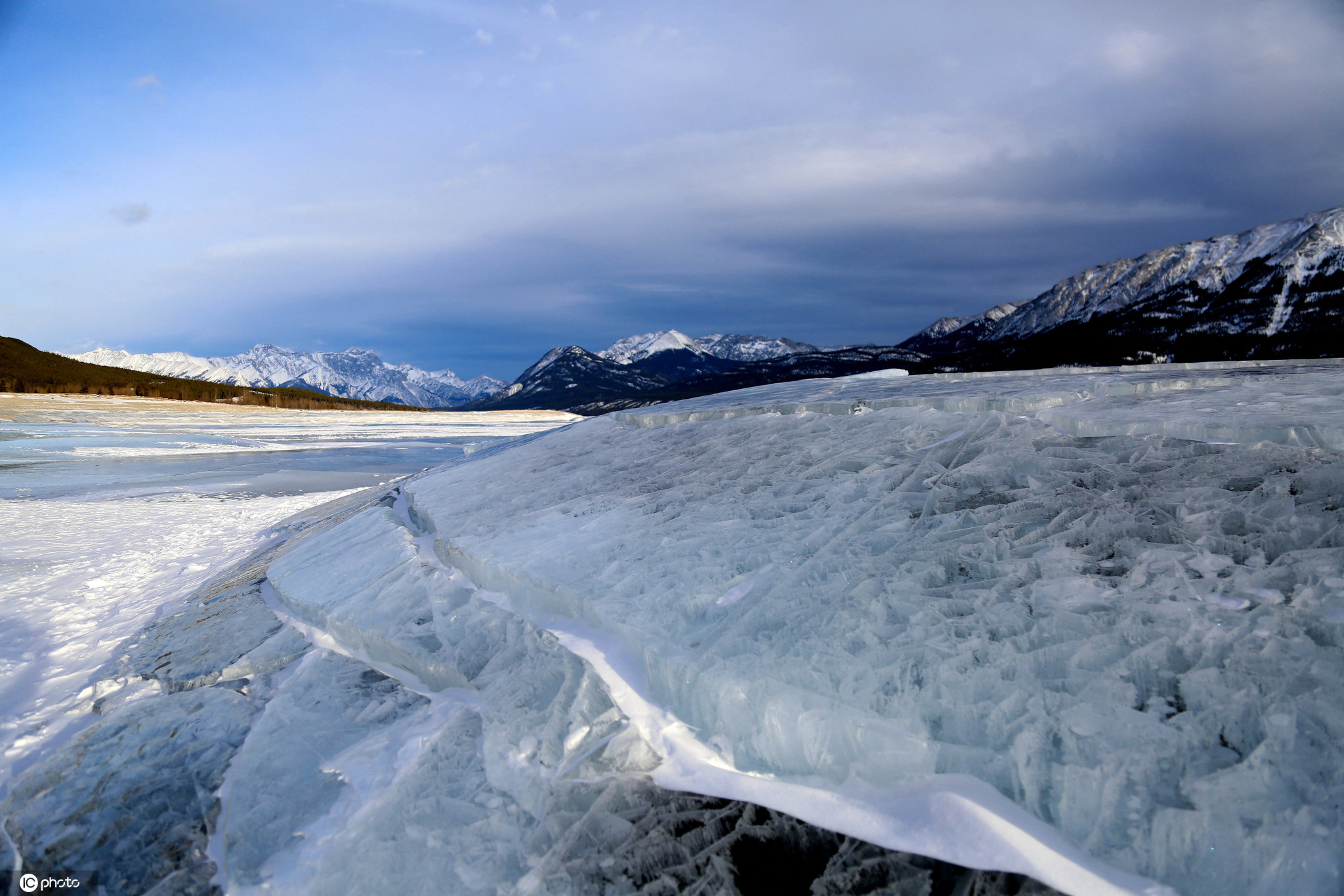 太神奇了加拿大亚伯拉罕湖出现气泡冰美景